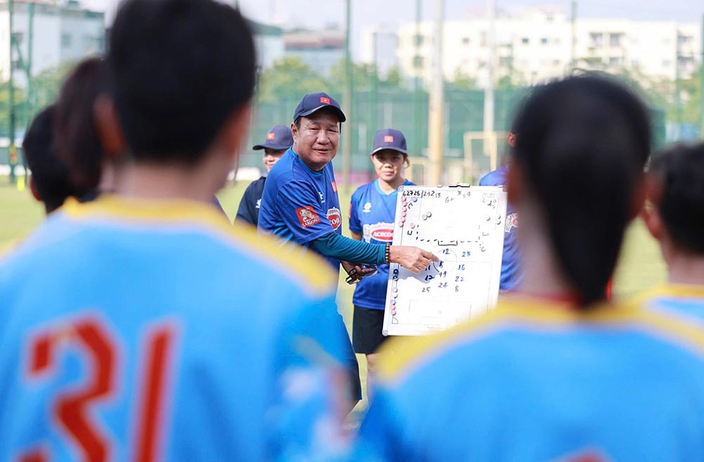 Huấn luyện viên Hoàng Văn Phúc chỉ đạo tuyển nữ Việt Nam trong buổi tập chuẩn bị cho ASIAD 2026. Ảnh: VFF
