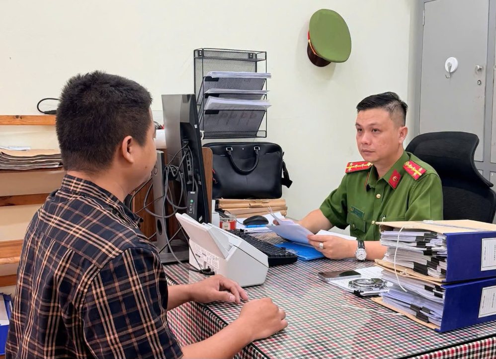 Giám đốc doanh nghiệp ở Đồng Nai mua bán hơn 33.800 cuốn sách giả bị khởi tố. Ảnh: Công an TP Đồng Nai
