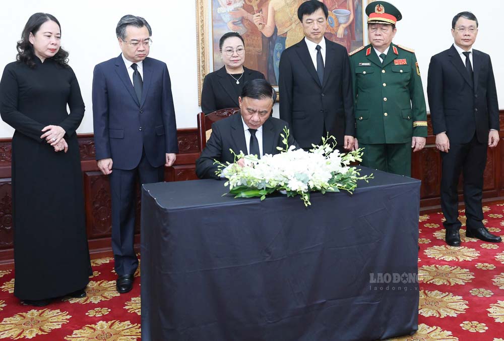 Politburo Member, Standing Secretary of the Secretariat Tran Cam Tu writes in the mourning book at the funeral of Lao National Assembly Chairman Saysomphone Phomvihane, morning of August 10 at the Lao Embassy (Hanoi). Photo: Hai Nguyen