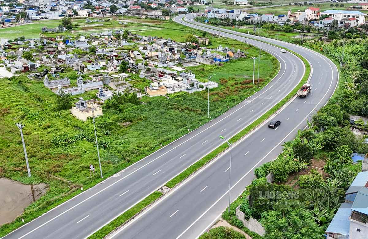 Cũng là tuyến đường kết nối xuống khu vực ven biển tỉnh Ninh Bình là đường trục phát triển nối vùng kinh tế biển tỉnh Nam Định cũ (nay là tỉnh Ninh Bình) với đường cao tốc Cầu Giẽ - Ninh Bình. Chiều dài toàn tuyến khoảng 46km, với tổng mức đầu tư hơn 5.000 tỉ đồng.