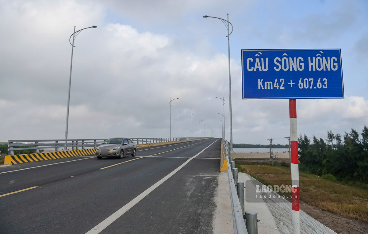 Khu vực cầu vượt sông Hồng nối tỉnh Thái Bình cũ (nay là tỉnh Hưng Yên) với tỉnh Nam Định cũ (nay là tỉnh Ninh Bình).