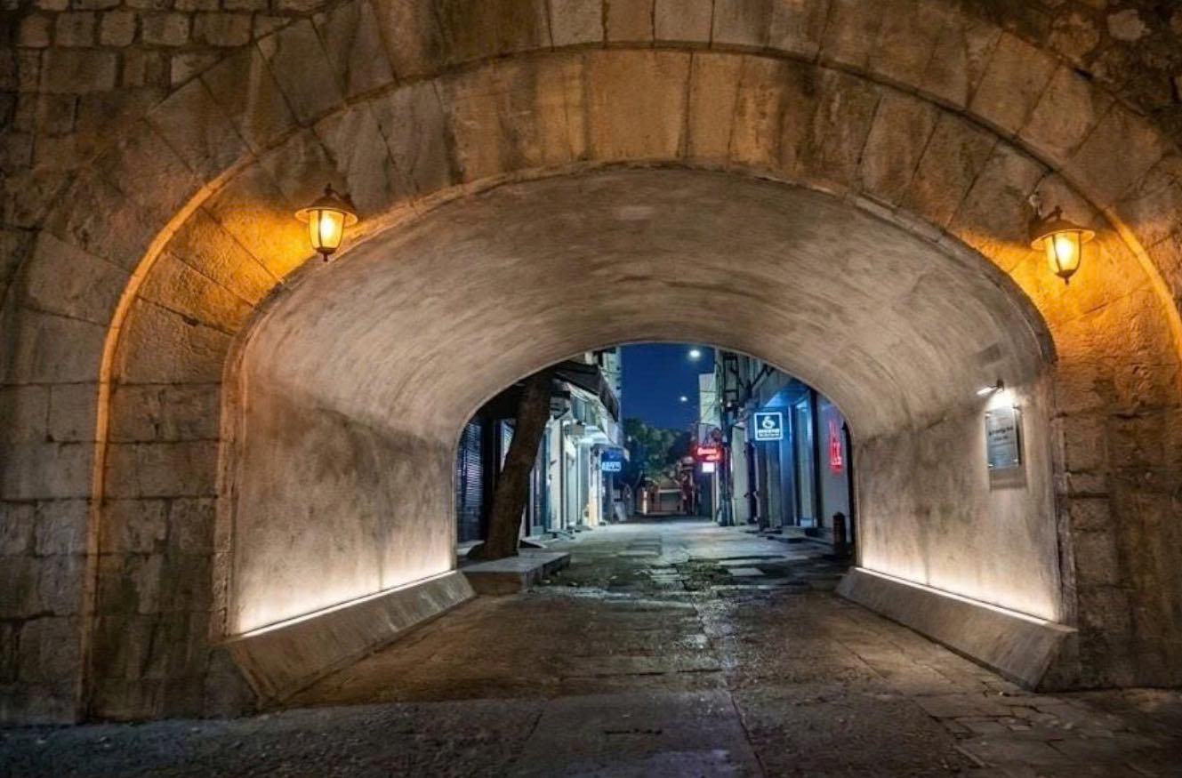 Hanoi plans to clear the Phung Hung bridge arch. Photo: Hoan Kiem Ward People's Committee
