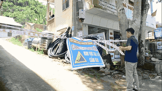 Finding a way to stabilize the lives of 17 households affected by subsidence in Thanh Hoa. Photo: Quach Du