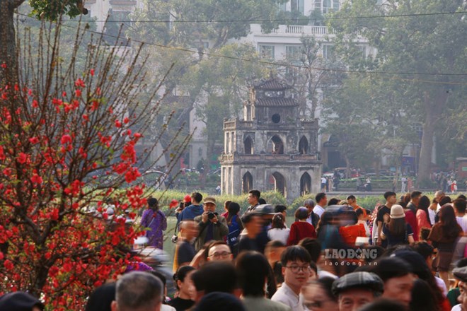 The VGCL chose the option of 7 days of Lunar New Year holiday in 2027 (from February 4 - 10, 2027) for civil servants and public employees. Photo: Phuong An