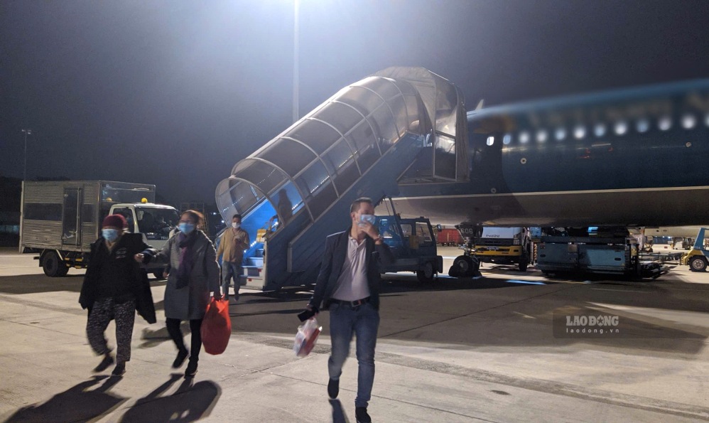 Tan Son Nhat airport resumes take-off and landing operations at 8:34 PM. Photo: Anh Tu