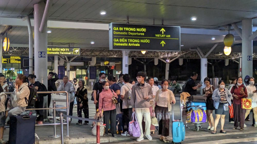 Many passengers delayed their flights and struggled to return to Ho Chi Minh City because of UAVs at Tan Son Nhat airport. Photo: Anh Tu