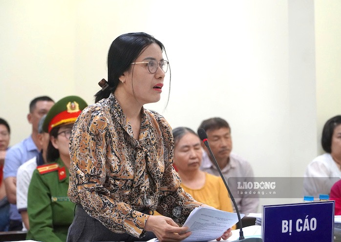 Bà Nguyễn Thị Bình - cựu Hiệu trưởng Trường THCS Ba Đình, Hà Nội tại phiên tòa xét xử hôm 25.3. Ảnh: Hiếu Anh
