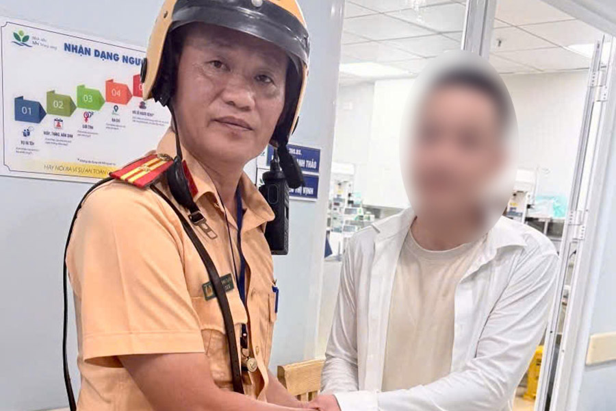 The baby's family thanks Major Nguyen Anh Tuan. Photo: Hanoi Traffic Police Department