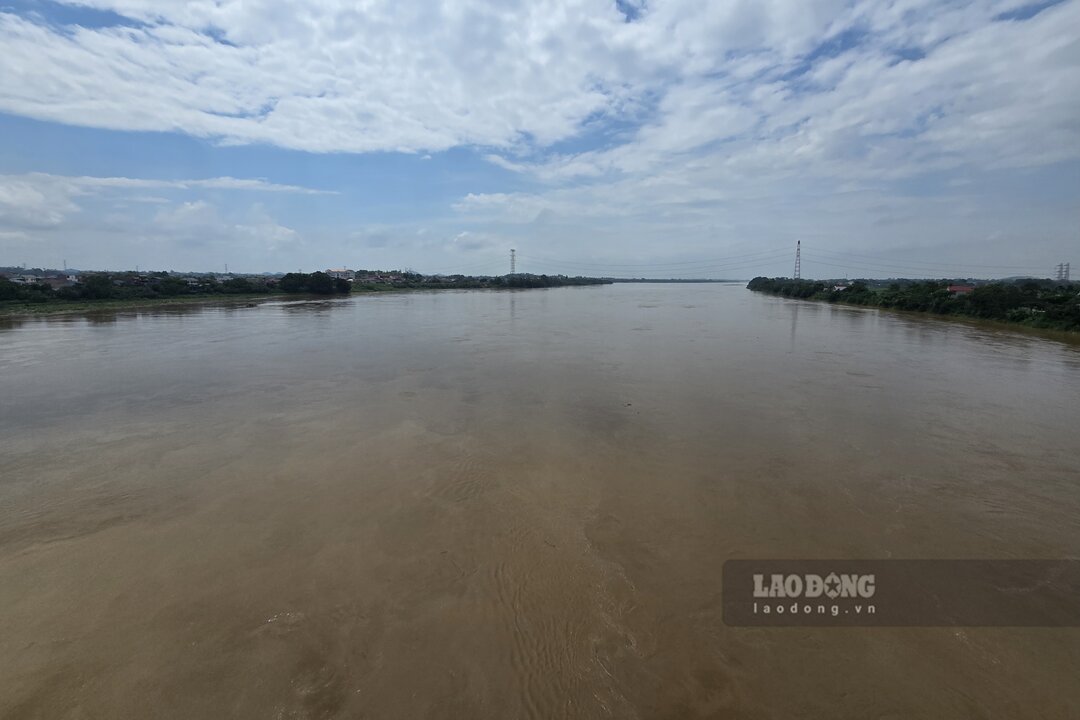 The water level of the Thao River (the main stream of the Red River) in Lao Cai and Phu Tho is slowly decreasing. Photo: To Cong