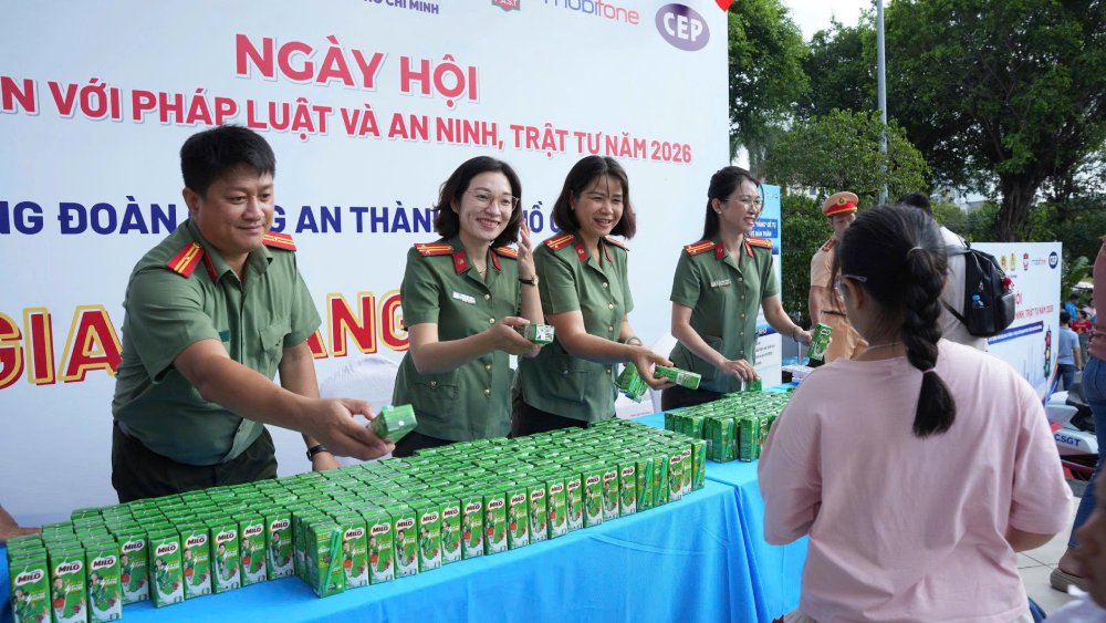 Giving gifts to workers and laborers at "Workers' Day with Law and Security, Order 2026" to propagate, disseminate, and educate workers on the law. Photo: Nguyen Huu Toan/Trade Union Committee of Ho Chi Minh City Police