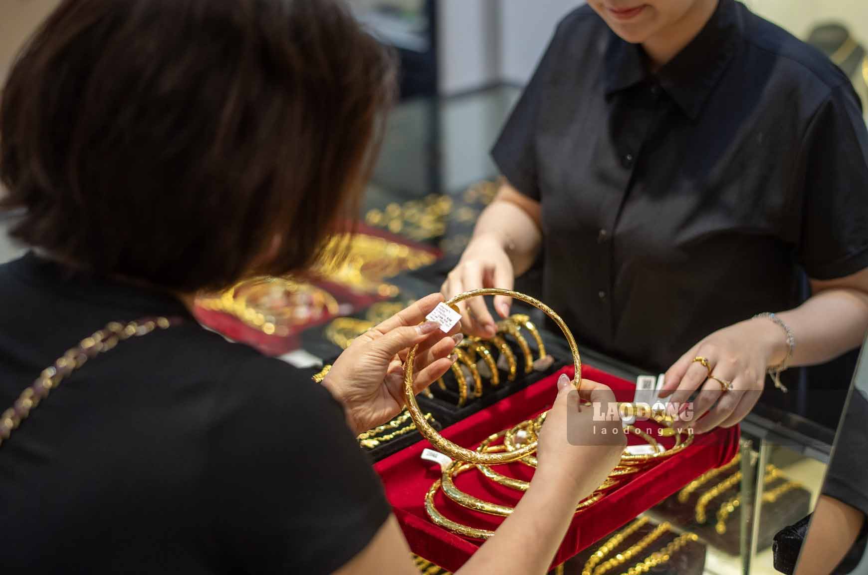 The gold market is shaking violently. Photo: Phan Anh