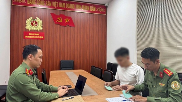 Người đàn ông bị phạt 12,5 triệu đồng vì bịa đặt thông tin về an ninh sân bay Nội Bài. Ảnh: Công an Nội Bài