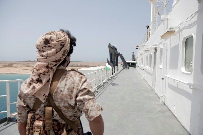 Một thành viên lực lượng Houthi đứng trên boong tàu gần thành phố cảng ở phía tây Yemen. Ảnh: Xinhua