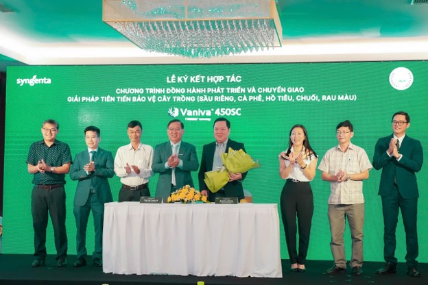 Syngenta Việt Nam và Viện khoa học Kỹ thuật Nông Lâm Nghiệp Tây Nguyên ký kết hợp tác Chương trình đồng hành phát triển và chuyển giao giải pháp bảo vệ cây trồng. Ảnh: Syngenta Việt Nam