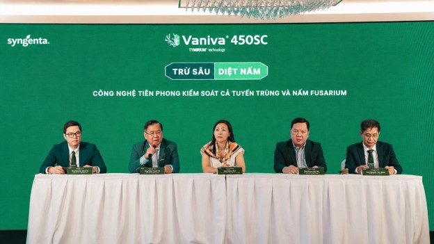 Representatives of Syngenta and Representatives of the Central Highlands Agro-Forestry Science and Technology Institute answer press conferences about Vaniva® 450SC product. (Photo: Syngenta Vietnam)
