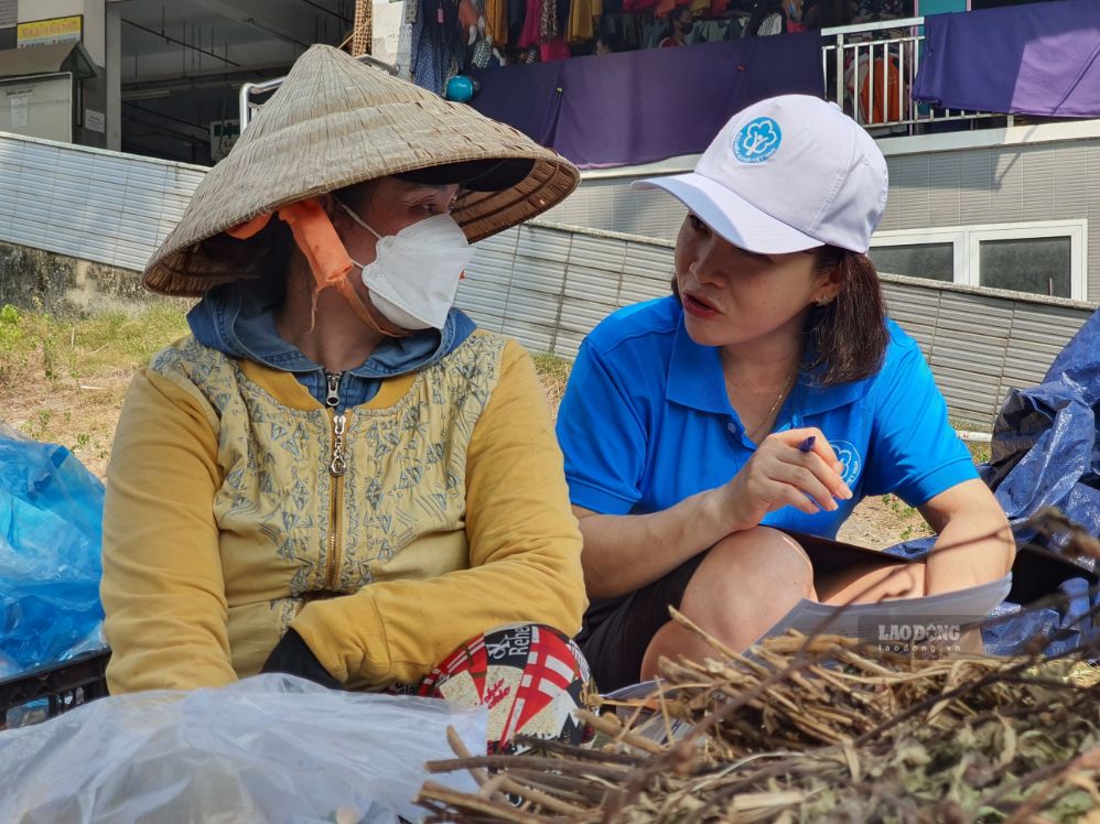 Da Nang poor households only pay 66,000 VND/month in social insurance to have a pension. Photo: Hoang Bin