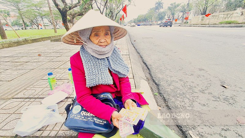 Đà Nẵng hỗ trợ mạnh tiền đóng BHXH tự nguyện, giúp cho người thu nhập thấp thêm cơ hội có lương hưu. Trong ảnh: Cụ Ảnh: Hoàng Bin