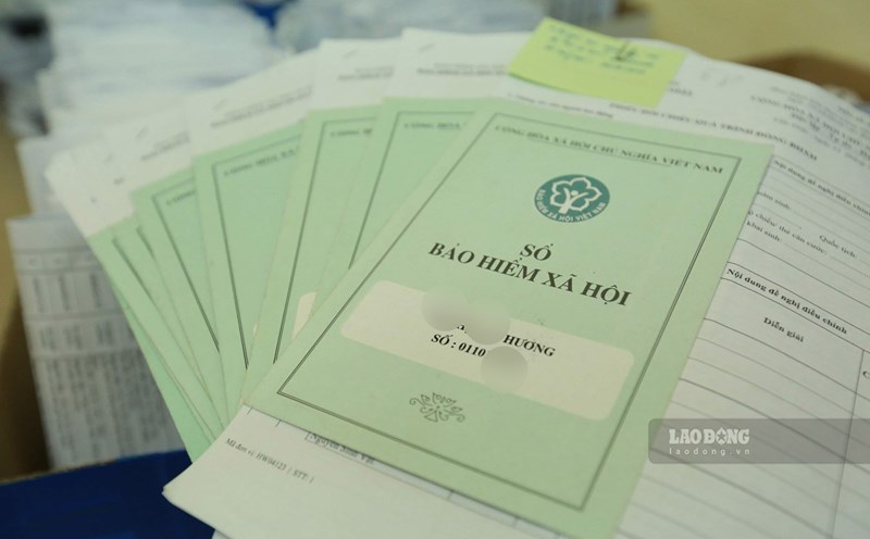 Employees preparing to retire need to check their social insurance books and the entire process of paying social insurance to avoid errors. Photo: Hai Nguyen