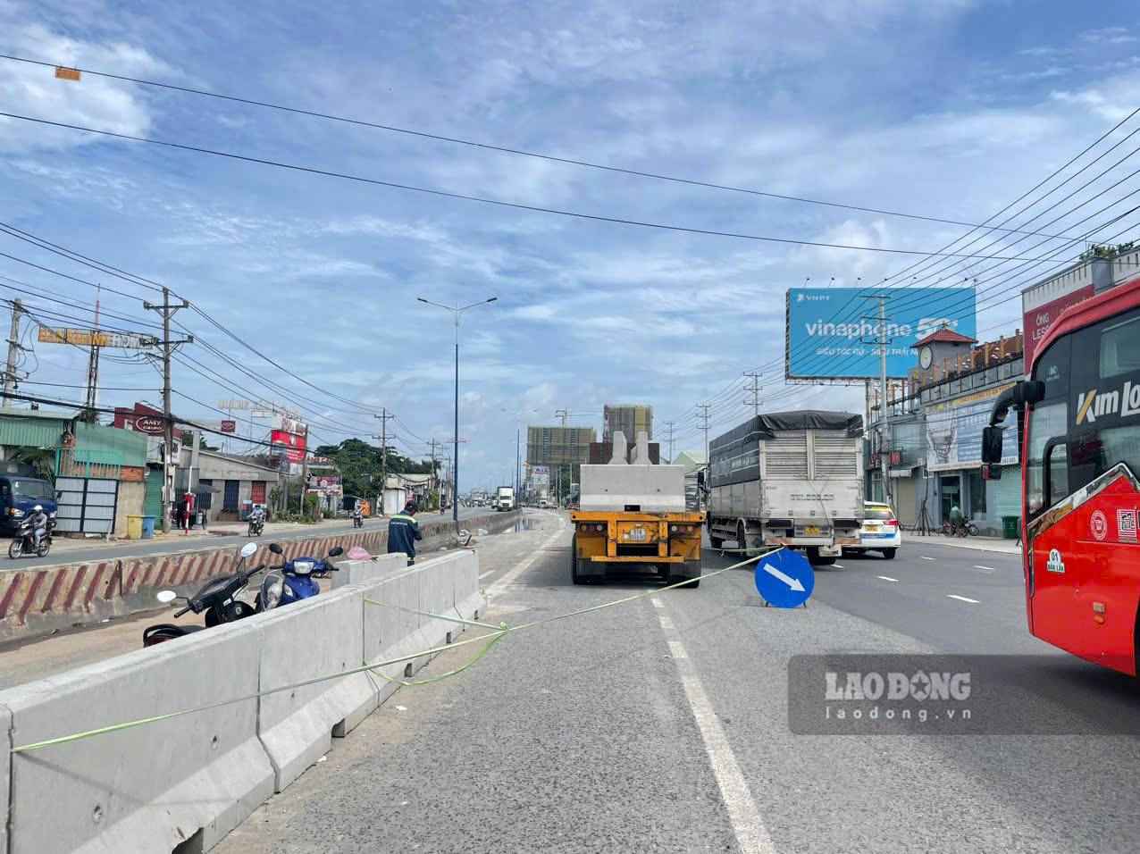 Các dải phân cách cứng bằng bê tông đúc sẵn đang được vận chuyển đến công trường. Ảnh: Đình Trọng