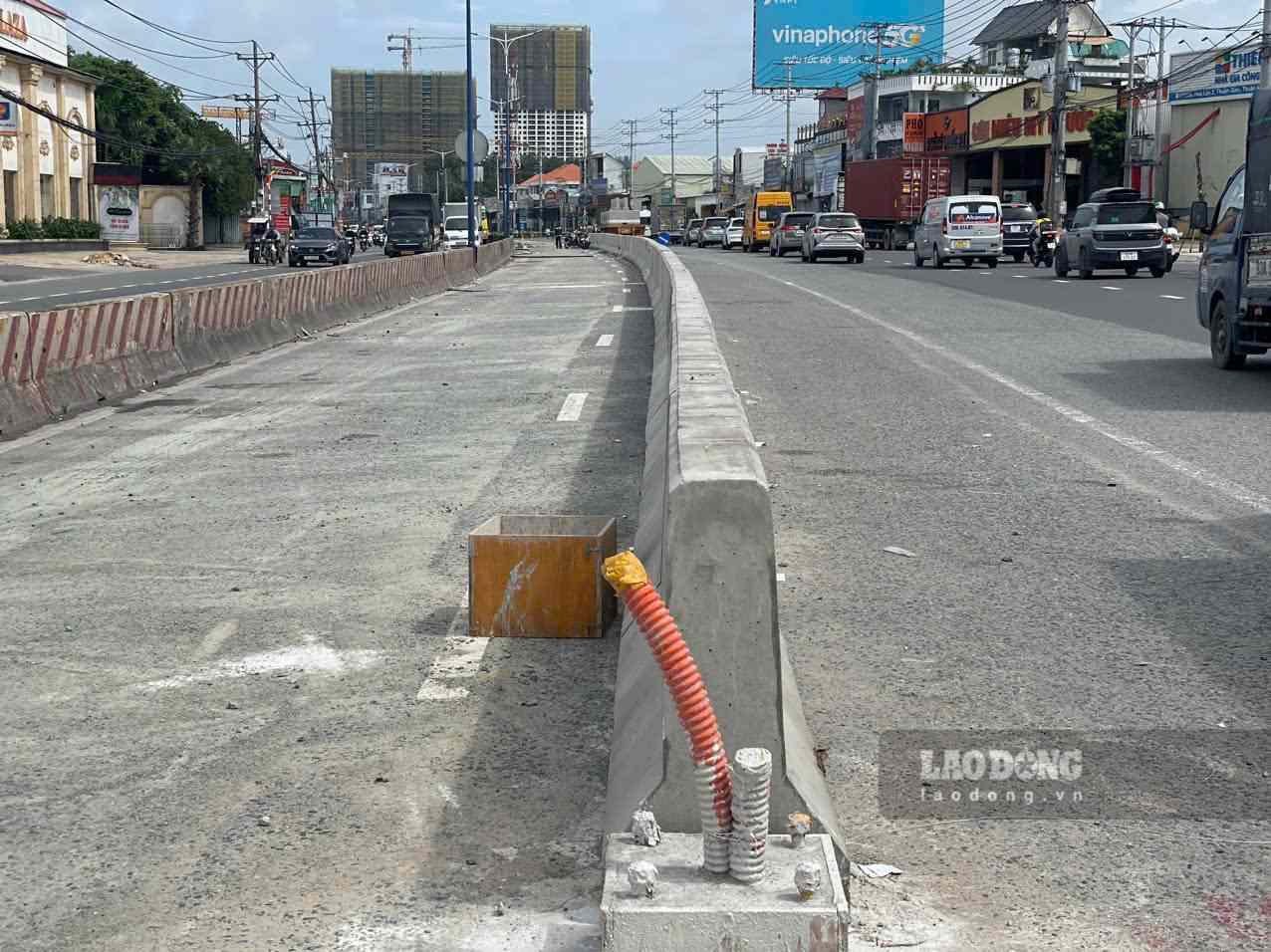 Dải phân cách mới được lắp đặt. Ảnh: Đình Trọng