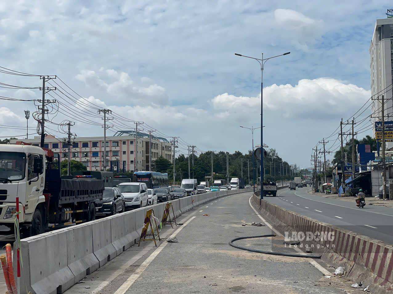 Sau khi dải phân cách mới được lắp đặt hoàn chỉnh, dải phân cách cũ sẽ được di dời. Ảnh: Đình Trọng
