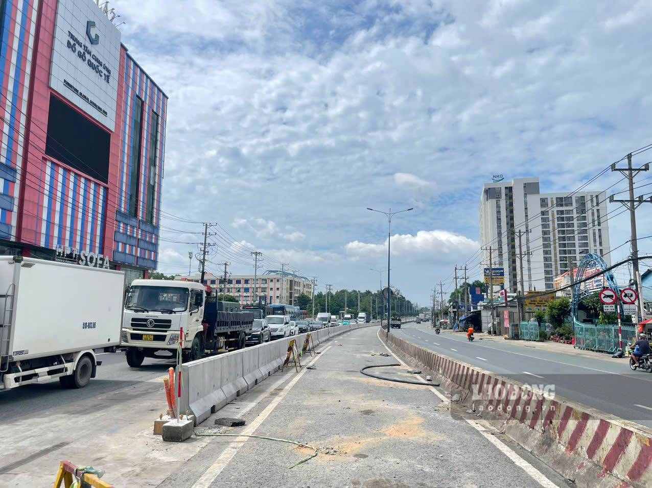 Đoạn qua ngã tư Hòa Lân đang được lắp đặt dải phân cách mới. Ảnh: Đình Trọng