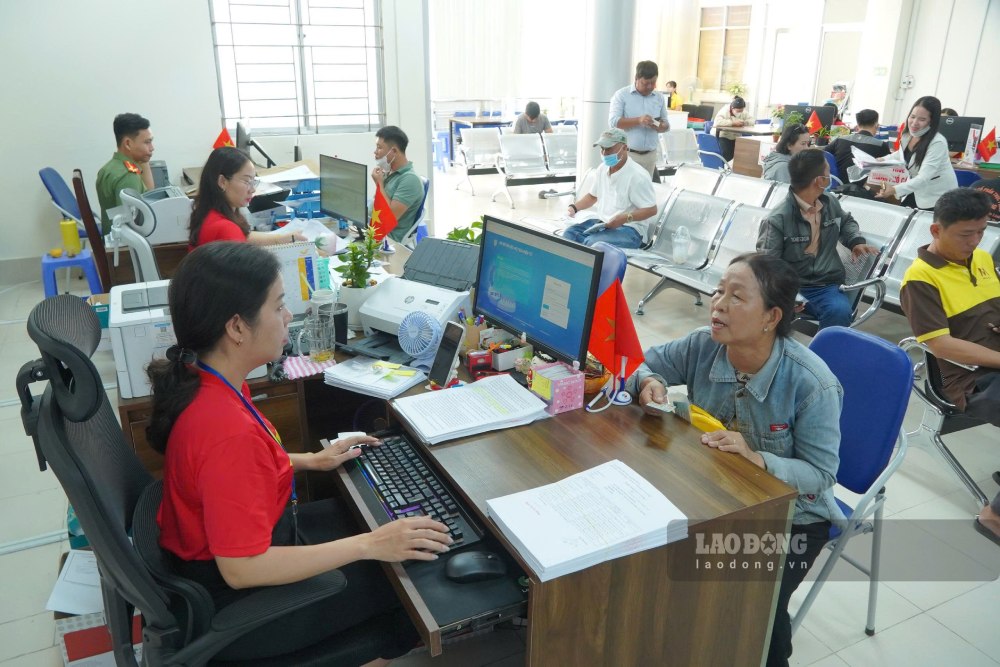 The Government requests to continue arranging public non-business units. In the photo, people are resolving administrative procedures at the Can Tho City Public Administrative Service Center. Photo: Ta Quang