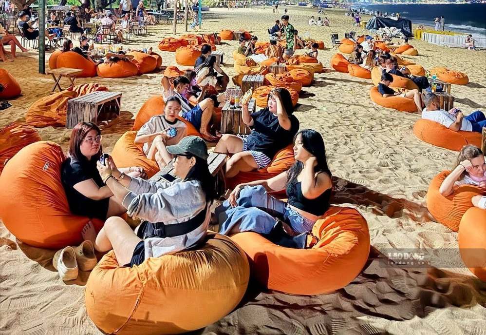 A series of large restaurants along Nha Trang beach forced to recall umbrellas and back seats at 6 pm. Photo: Huu Long
