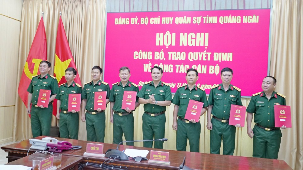 Trao quyết định bổ nhiệm, điều động cho các cán bộ, sĩ quan. Ảnh: Bộ Chỉ huy quân sự tỉnh Quảng Ngãi