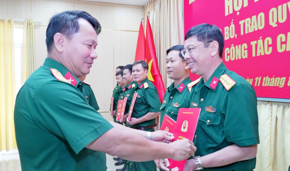 El coronel Mai Kim Binh - Miembro del Comité del Partido Provincial, Subsecretario Permanente del Comité del Partido Militar Provincial de Quang Ngai, Comisario Político del Comando Militar Provincial entrega decisiones de nombramiento y traslado a oficiales militares. Foto: Comando Militar Provincial de Quang Ngai