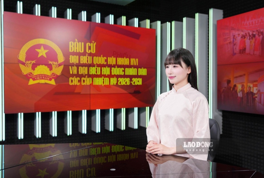 Phóng viên Thiều Trang trong một lần thực hiện chương trình phát sóng trực tiếp. Ảnh: VŨ LINH