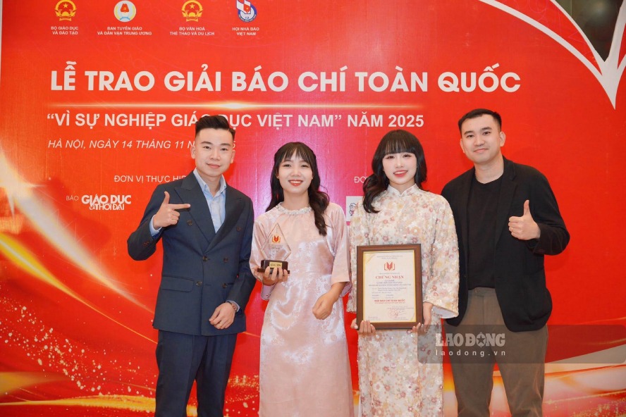 Reporter Thieu Trang and colleagues receive the National Press Award "For the Cause of Vietnamese Education in 2025". Photo: TUAN ANH
