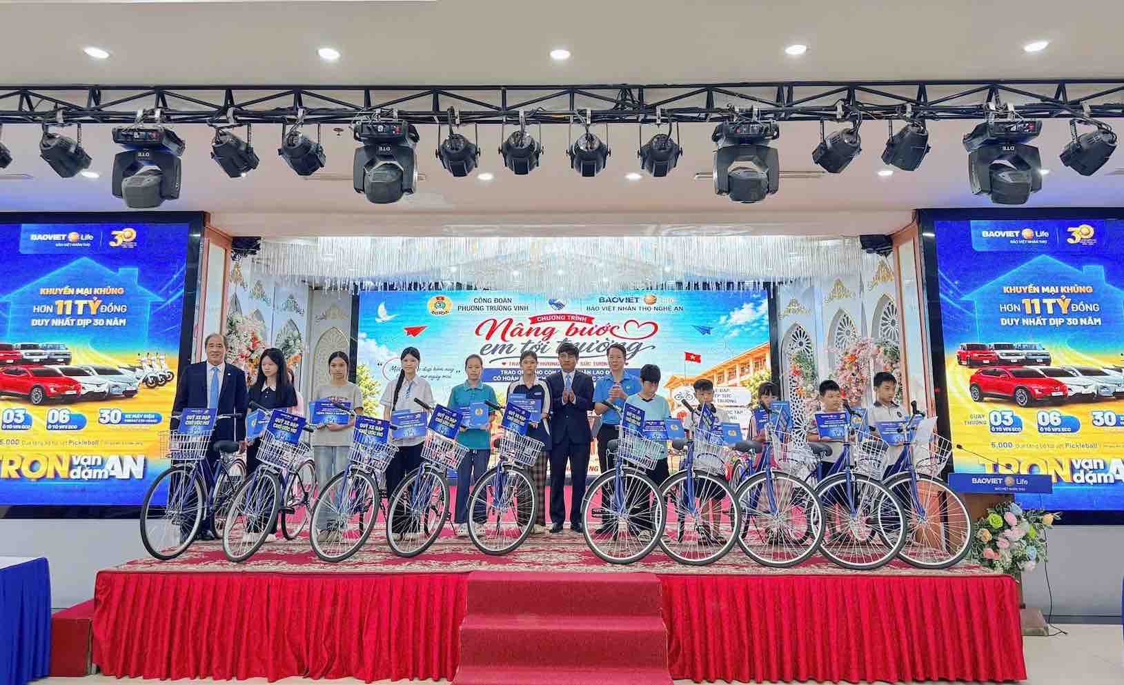 Giving bicycles and gifts to support children of workers in difficult circumstances in Truong Vinh ward. Photo: Nghe An Trade Union
