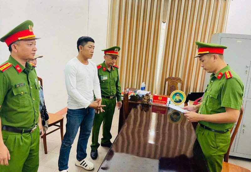 Công an Đà Nẵng tạm giữ người đánh tài xế xe khách vì tranh giành khách. Ảnh: Công an Đà Nẵng