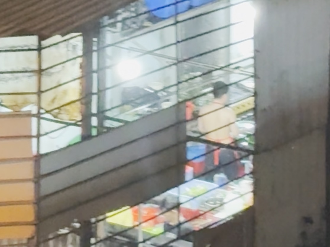 Images recorded by functional agencies of the chef of Thanh Suong seafood restaurant violating food safety and hygiene. Photo: Huu Long