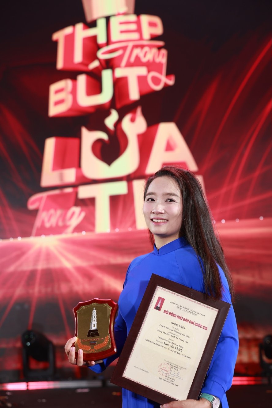 Nhà báo Giang Thùy Linh vinh dự nhận giải Báo chí Quốc gia năm 2024. Ảnh: HẢI NGUYỄN