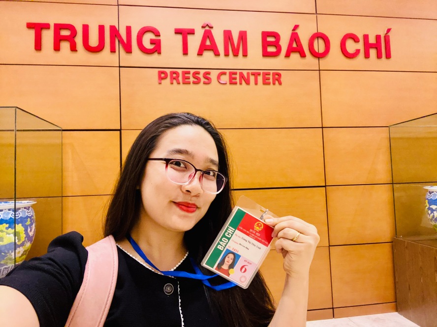 Nhà báo Giang Thùy Linh tác nghiệp tại kỳ họp Quốc hội Khóa XV. Ảnh: ĐỨC VÂN