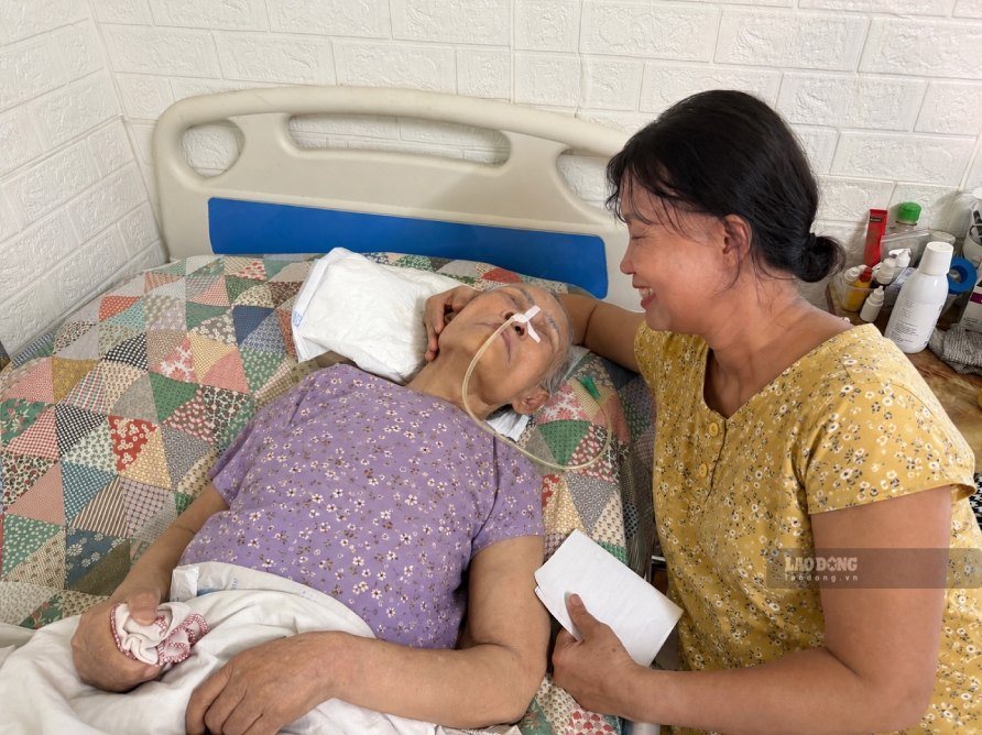 After receiving the suspended social insurance allowance for 5 years, Ms. Ngat's daughter leaned into her mother's ear, happily saying: "Mom, please rest assured, I have received the allowance for you". Touching tears rolled down her cheeks. Photo: THUY LINH