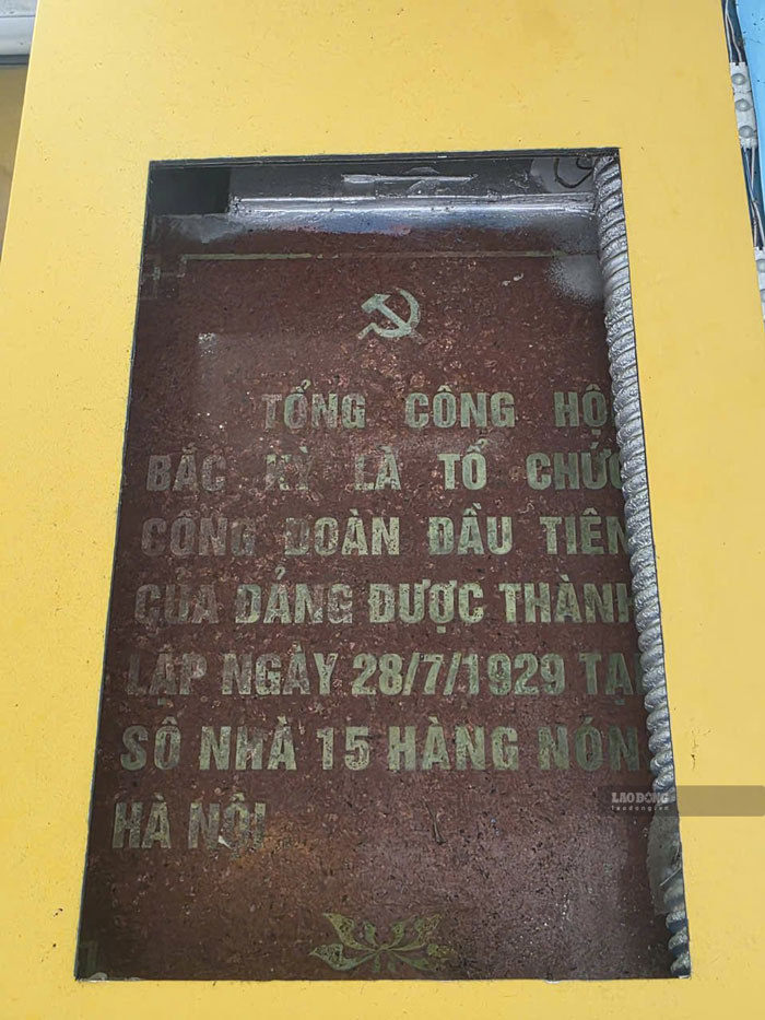 Giữa phố cổ hôm nay, tấm biển đỏ vẫn lặng lẽ nhắc về nơi tên Báo Lao Động được lựa chọn 97 năm trước. Ảnh: Thanh Vân