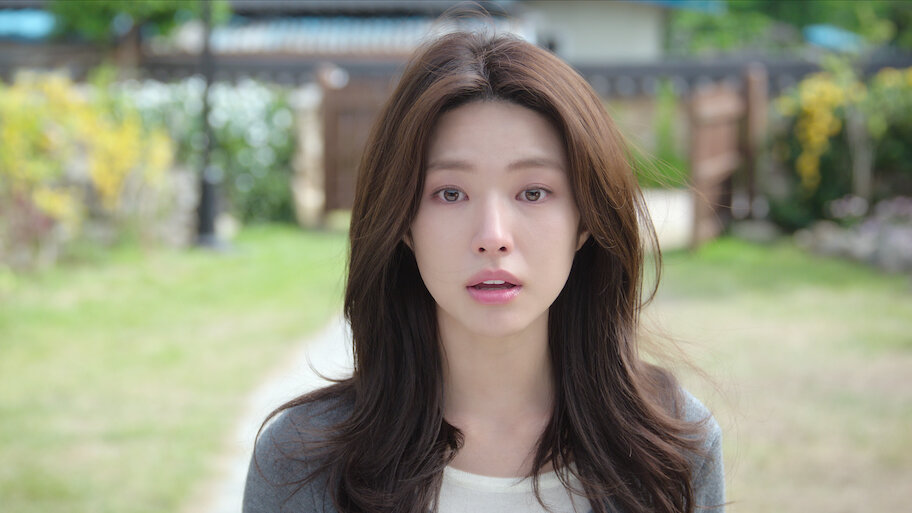 Nữ diễn viên Ha Young vướng tranh cãi liên quan đến quá khứ của gia đình. Ảnh: Netflix