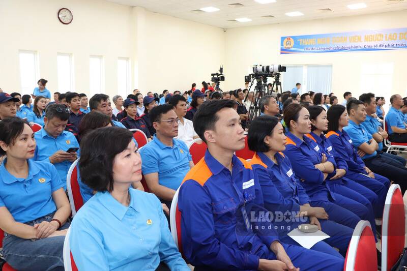 Đông đảo đoàn viên, người lao động tham dự chương trình. Ảnh: Việt Bắc