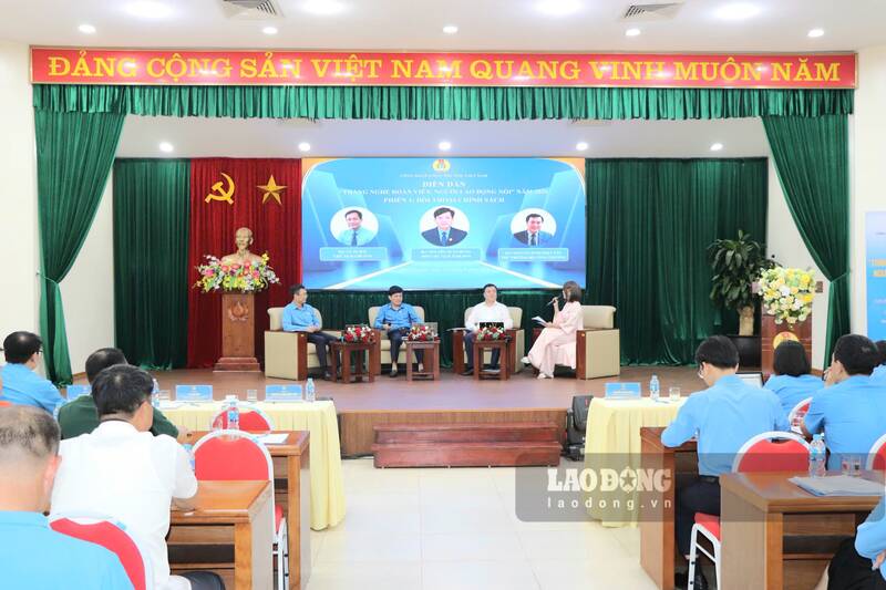 Leaders of the Vietnam General Confederation of Labour, Ministry of Industry and Trade, Vietnam Trade Union of Industry and Trade participate in the forum. Photo: Viet Bac