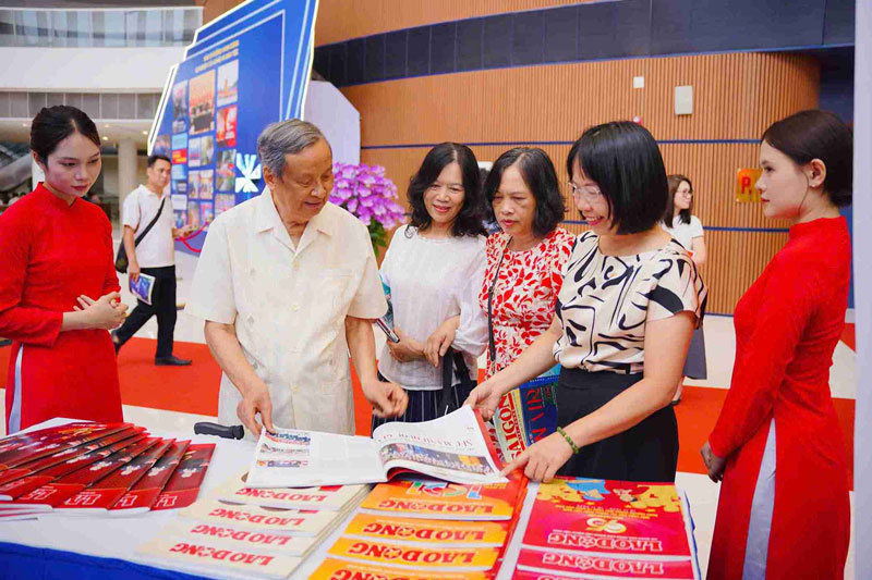 Readers visit the exhibition booth of Lao Dong Newspaper at the 2026 National Press Festival held in Hai Phong. Photo: Mai Dung