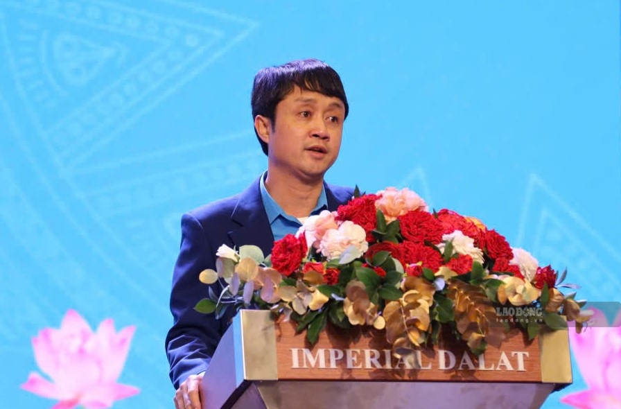 Ông Hồ Công Dương, Phó Chủ tịch Thường trực Liên đoàn Lao động tỉnh Lâm Đồng giao nhiệm vụ cho Ban Chấp hành Công đoàn cơ sở Công ty Cổ phần Khách sạn Imperial Đà Lạt. Ảnh: Quang Hùng