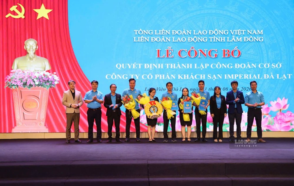 Lam Dong Provincial Labor Federation awarded the decision to establish the grassroots Trade Union of Imperial Da Lat Hotel Joint Stock Company. Photo: Quang Hung