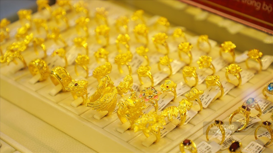 Gold prices record an average yield of 9.9% per year for 20 years, while showing an advantage in diversifying investment portfolios. Photo: Phan Anh
