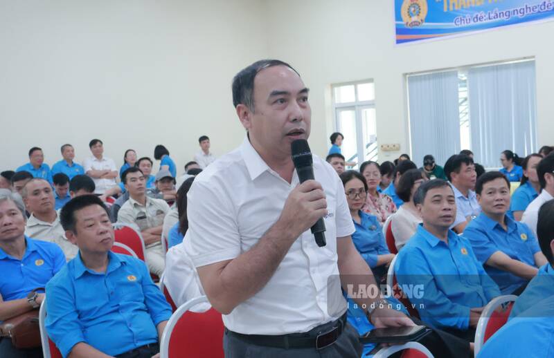 Đoàn viên người lao động đặt nhiều câu hỏi cho các chuyên gia tại diễn đàn. Ảnh: Việt Bắc