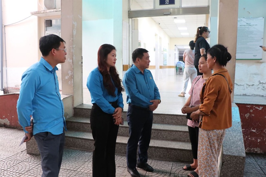 Lãnh đạo Liên đoàn Lao động tỉnh Lào Cai trao đổi với bác sĩ Bệnh viện Hữu nghị Việt Đức về tình hình bệnh của chị Lường Thị Tỉnh. Ảnh:  BẢO  NGUYÊN 