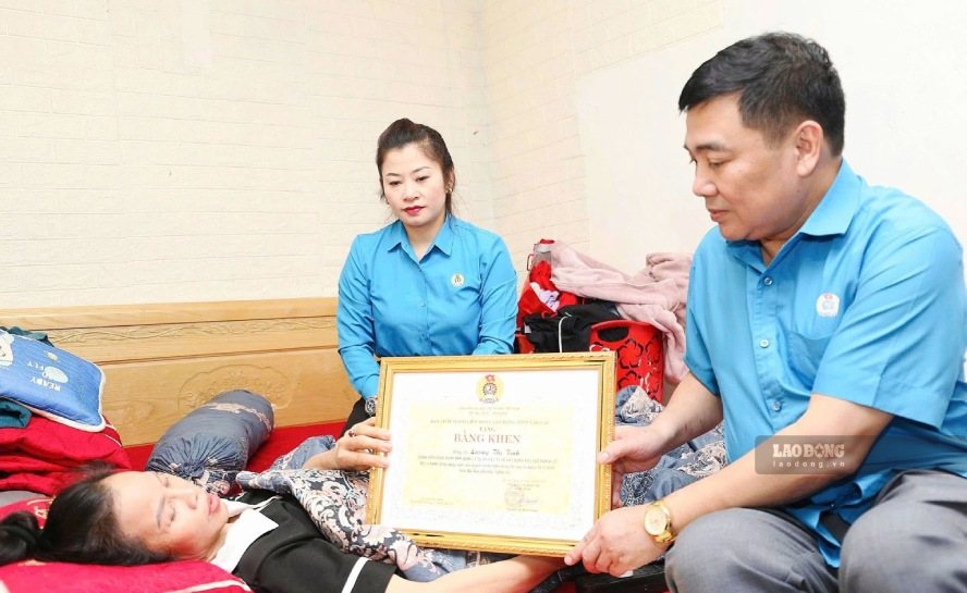 Lao Cai Provincial Labor Federation visits, encourages, and awards Certificates of Merit to Ms. Luong Thi Tinh. Photo: BAO NGUYEN
