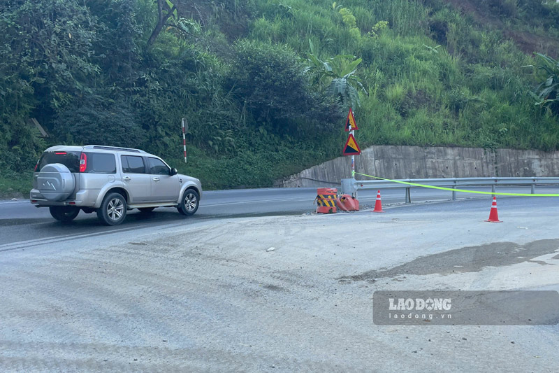 Đường qua trạm BOT chưa thể thông, phương tiện phải di chuyển theo hướng Quốc lộ 4D thay thế. Ảnh: Đinh Đại